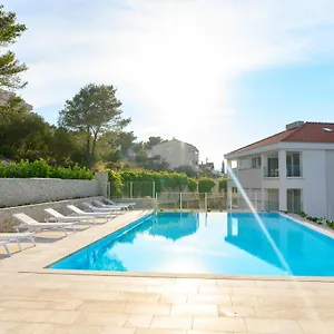 https://malo-more-resort.hotels-in-trogir.com